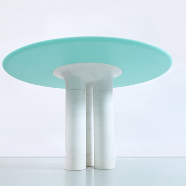vesta table avec pietement en marbre et plateau en resine