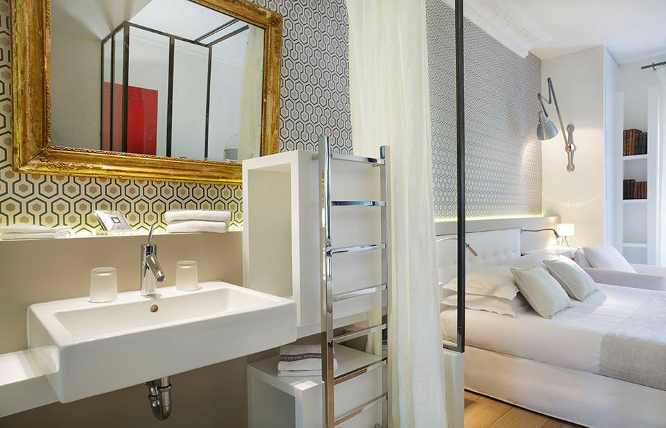 hotel-de-banville-chambre-romantique-design-paris-salle-de-bain-papier-peint-graphique