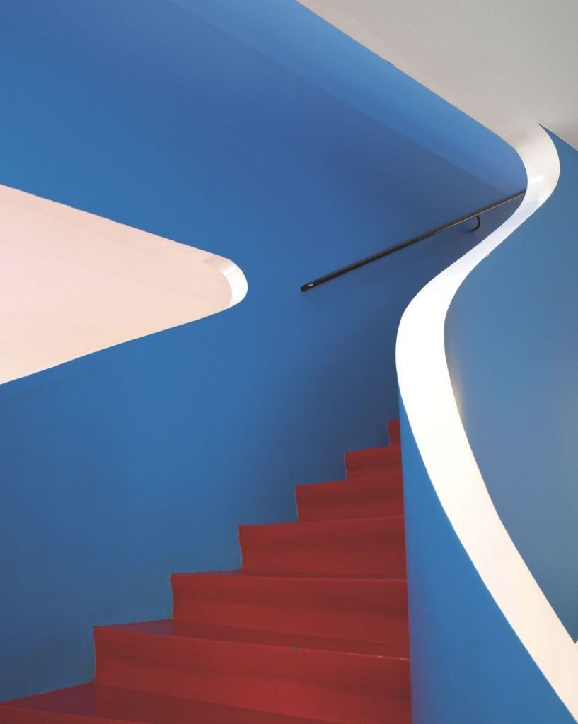 L'escalier en béton du cafe Era aux couleurs des Mondrian
